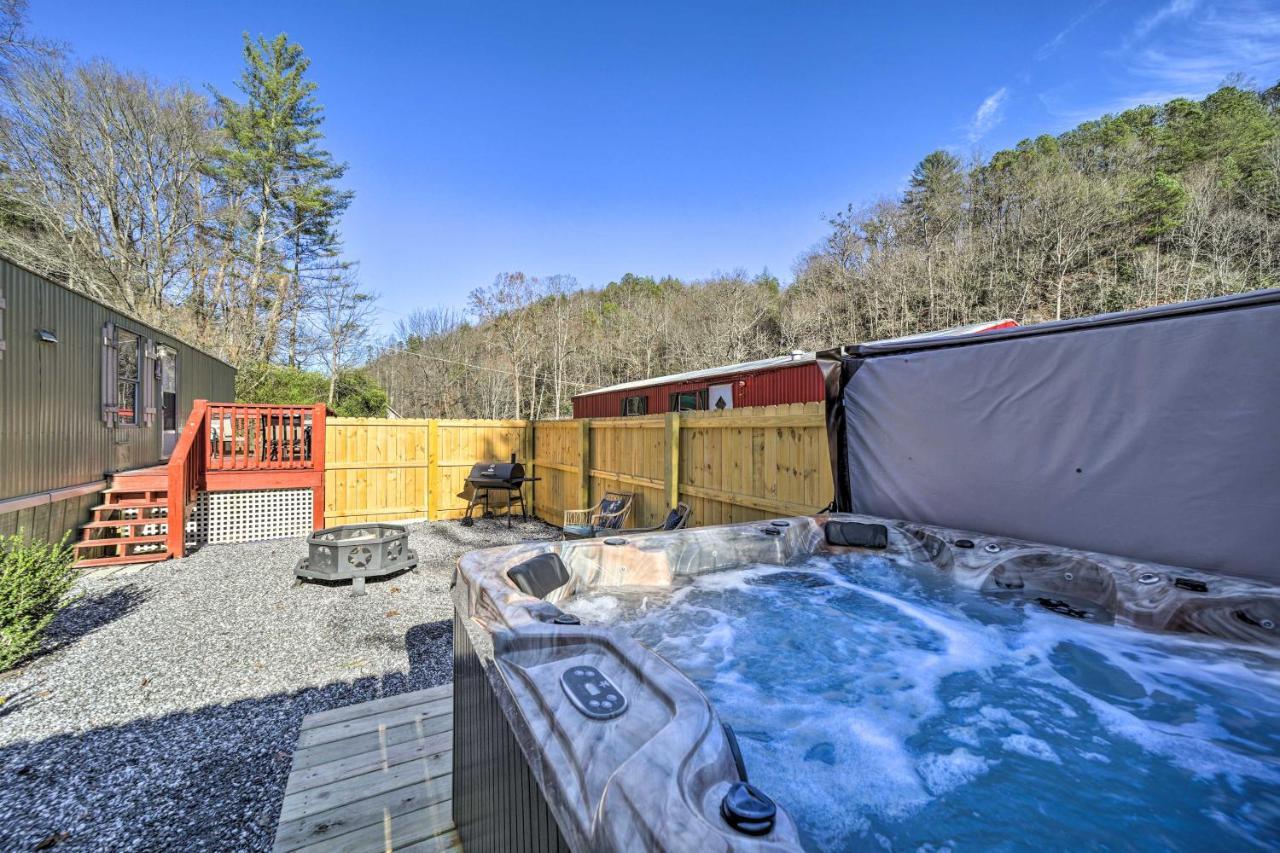 Smoky Mountain Vacation Rental With Hot Tub And Kayaks Whittier ภายนอก รูปภาพ